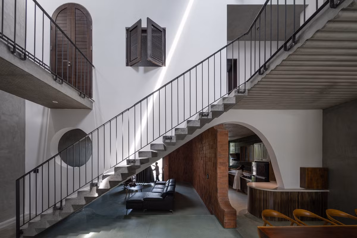 Từ tầng trệt lên cầu thang, trước khi bước vào các không gian phòng ngủ, là không gian trưng bày ánh sáng tự nhiên.