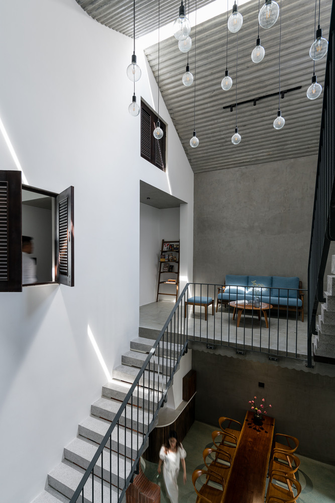 Các khe nắng tự nhiên thay đổi liên tục trong ngày giúp ngôi nhà trở nên sống động và ấm cúng.