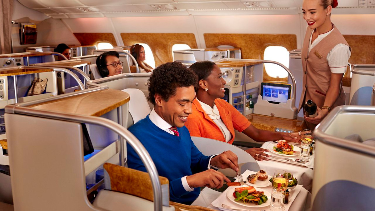 Nói một cách khác, ngay cả khi có đầu bếp trên máy bay, thực phẩm vẫn phải được chế biến trên mặt đất và nấu trong lò áp suất hơi giống như những món ăn khác. Sau đó chỉ được "sửa sang" đôi chút trước khi phục vụ. Nguồn ảnh: Getty Imgae