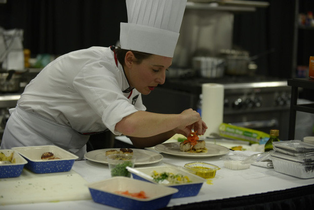 Các hãng hàng không cao cấp có dịch vụ nấu ăn riêng theo nhu cầu trên các chuyến bay đường dài, nhưng thường chỉ dành cho hành khách hạng thương gia.