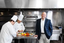 Nhiều người sẽ thắc mắc, không biết thức ăn thừa trên máy bay sẽ được xử lý thế nào? Ở Bắc Mỹ, Úc và Châu Âu, các hãng hàng không đều có quy tắc chung là không được mang thức ăn thừa ra ngoài, phải hủy hoàn toàn.