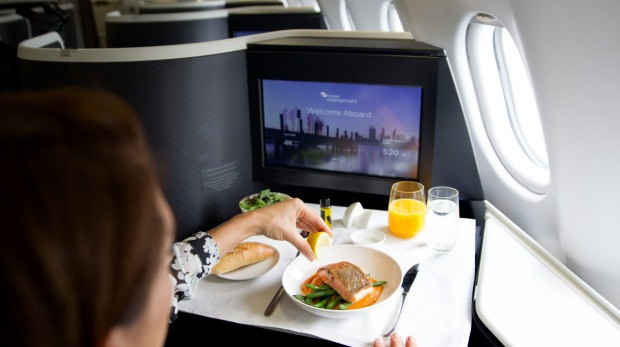 Một số hãng có chính sách "dễ thở" hơn, thức ăn thừa có thể được chia cho các nhân viên hàng không như thợ máy hoặc nhân viên bảo trì, nhưng với điều kiện là chúng không được phép "tuồn" ra ngoài sân bay.