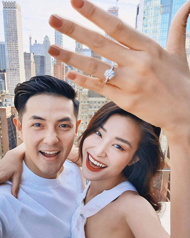 Đông Nhi từng khoe nhẫn kim cương trị giá 2,9 tỷ đồng của thương hiệu Tiffanydo bạn trai cầu hôn trong chuyến đi nghỉ dưỡng tại New York, Mỹ.