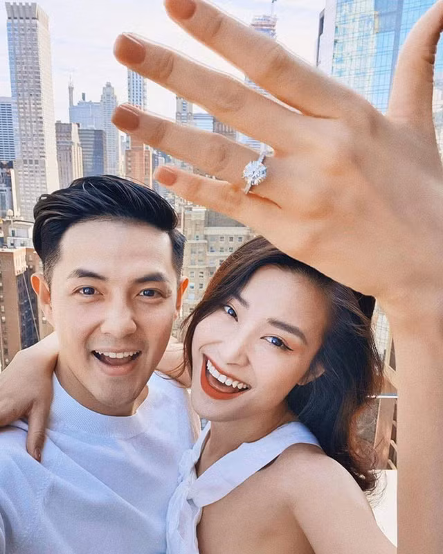 Đông Nhi từng khoe nhẫn kim cương trị giá 2,9 tỷ đồng của thương hiệu Tiffanydo bạn trai cầu hôn trong chuyến đi nghỉ dưỡng tại New York, Mỹ.