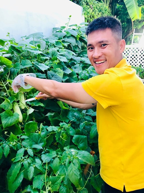 Cựu tiền đạo tuyển Việt Nam thích thú khi thu hoạch dưa chuột trong vườn. Nguồn ảnh: FBNV.
