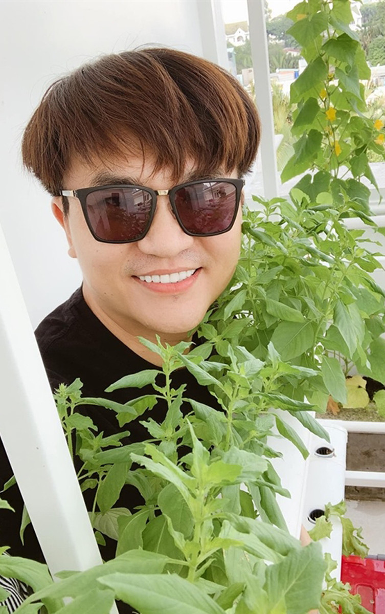 Trong căn biệt thự tại TP HCM, MC Đại Nghĩa rất chú trọng đến việc trồng hoa, cây cảnh và đặc biệt là rau xanh.