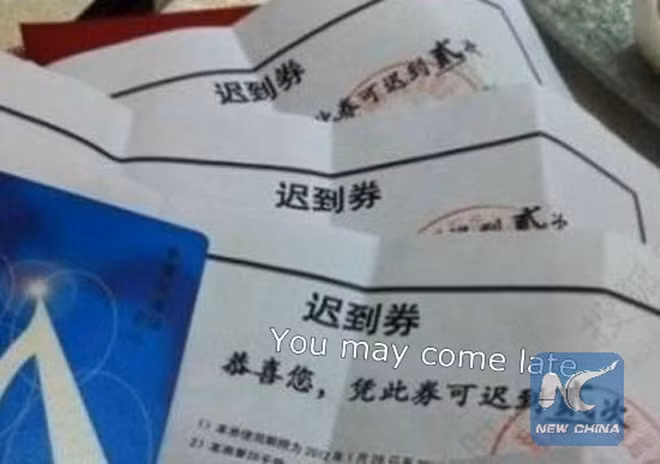 Trên Sina Weibo, một người dùng từng đăng ảnh quà tặng của công ty là những tấm "thẻ cho phép đi làm muộn". Chúng sẽ giúp họ không bị phạt nếu chẳng may đến quá giờ quy định. Ảnh: Weibo