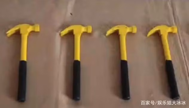 Năm ngoái, một công ty ở huyện Vận Thành, tỉnh Sơn Tây (Trung Quốc), ngoài thưởng Tết bằng tiền còn gửi tới từng nhân viên một cây búa. Lãnh đạo công ty giải thích rằng, họ thưởng tết bằng búa cho nhân viên với ngụ ý “đập nát mọi khó khăn, thách thức trong năm mới". Ảnh: Qianzhan