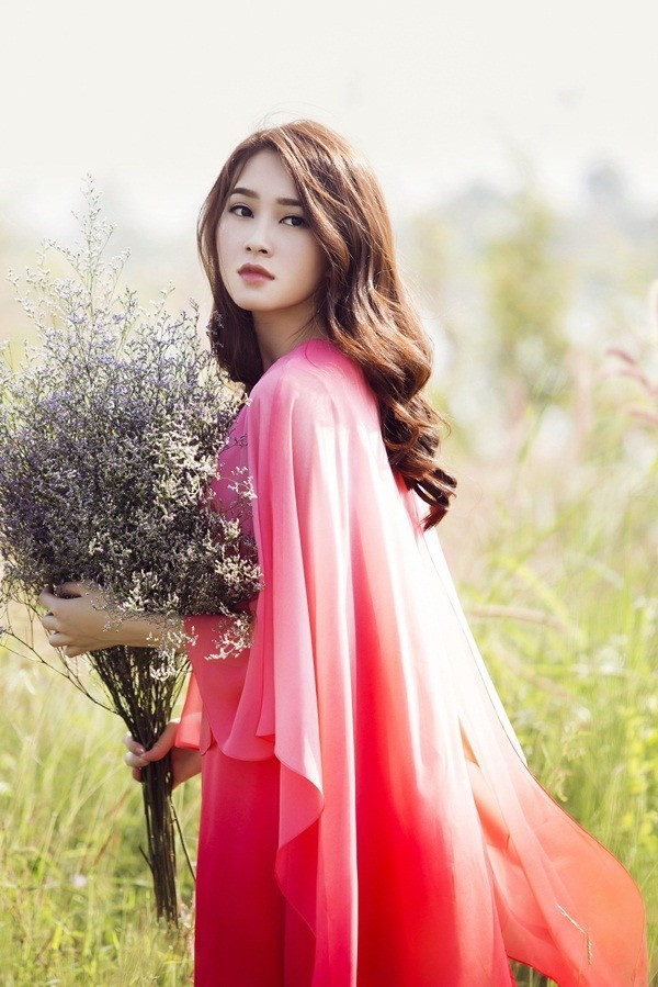 Nhờ đó, Hoa hậu Việt Nam 2012 kiếm được "bộn tiền" từ các hợp đồng quảng cáo, với đủ các thương hiệu quốc tế, trong nước. Ảnh: Vietnamnet.