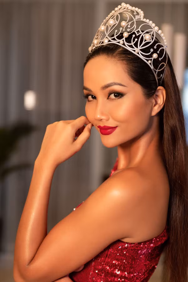 Ngoài dự sự kiện, H'Hen Niê cũng xuất hiện khá thường xuyên trên các sàn diễn thời trang với vai trò vedette, cát-xê có thể lên đến hàng trăm triệu. Ảnh: Vietnamnet