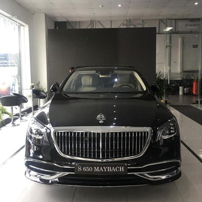 Được biết, chiếc xe Mercedes-Maybach S650 2019 có trị giá sau thuế là gần 17 tỷ đồng. Gia đình chị L. đã đặt chiếc xe trên trước đó vài tháng. Ảnh: Dân Việt.