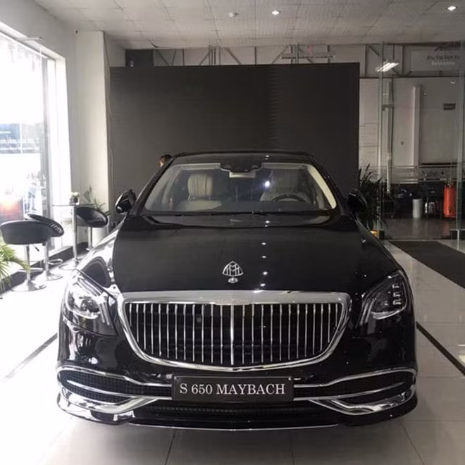 Được biết, chiếc xe Mercedes-Maybach S650 2019 có trị giá sau thuế là gần 17 tỷ đồng. Gia đình chị L. đã đặt chiếc xe trên trước đó vài tháng. Ảnh: Dân Việt.