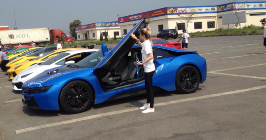 Nguyễn Thanh Thuý, chủ sở hữu một quán bar tại đường Hai Bà Trưng, Quận 1 (TP HCM) từng gây chú ý khi cầm lái chiếc BMW i8 đắt tiền tại hành trình siêu xe lớn nhất Việt Nam Car &amp; Passion 2018. Ảnh: Internet