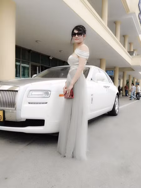 Chiếc Rolls-Royce Ghost của nữ đại gia phố núi được sơn hai tông màu trắng – bạc. Tại thị trường nước ngoài, một chiếc Rolls-Royce Ghost có giá khoảng 250.000 USD. Ảnh: Internet