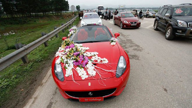 Tháng 3/2012, nữ đại gia khiến dư luận choáng váng khi tổ chức “siêu đám cưới” cho con trai. Trong “siêu đám cưới” xuất hiện dàn xe rước dâu hơn trăm chiếc, trong đó có vài chiếc “siêu xe” khủng như: Ferrari, Bentley, Rolls–Royce…Ảnh: Internet