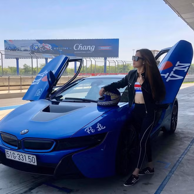 Trước i8 trị giá khoảng 7 tỷ đồng, người ta còn thấy Thanh Thúy cầm lái chiếc Ferrari 458 đắt đỏ. Điều này càng khiến người ta tò mò về thân thế của cô gái trẻ mê siêu xe không kém gì nam giới. Ảnh: Internet