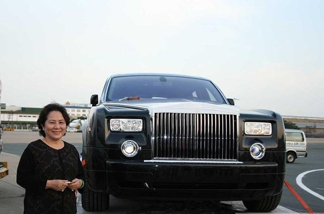 Trước đó, năm 2008, dư luận cũng biết đến nữ đại gia Dương Thị Bạch Diệp nhập chiếc xe siêu sang Rolls Royce Phantom biển số 77L-7777. Chỉ riêng tiền vận chuyển bằng máy bay đã tốn 10.000 USD. Tổng giá trị xe tại Việt Nam khoảng 1,3 triệu USD (khoảng 26 tỷ đồng vào năm 2008). Ảnh: Internet
