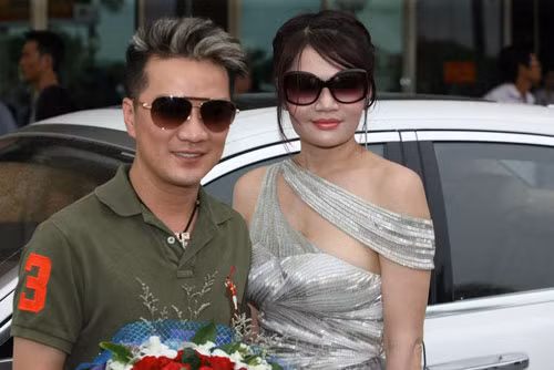 Tháng 8/2013, bà Liễu lại gây ấn tượng về độ chịu chơi của mình khi đích thân lái chiếc Rolls-Royce Ghost đến đón nam ca sĩ Đàm Vĩnh Hưng về Hà Tĩnh, tham gia chương trình chung kết Hoa khôi Trí Tuệ Việt Nam (Miss ItGo 2013). Ảnh: Internet