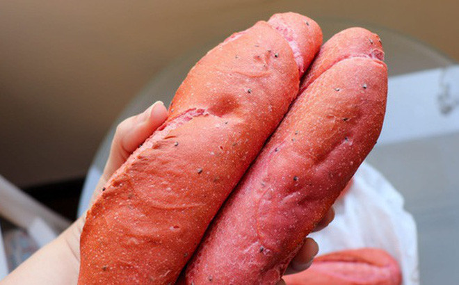 Theo nhận xét của phóng viên Business Insider, chiếc bánh mì màu hồng, nổi bật. Mặc dù nó được sáng tạo ra để "giải cứu" nông sản mùa coronavirus, trông nó đẹp hệt như một tác phẩm để đăng lên Instagram.