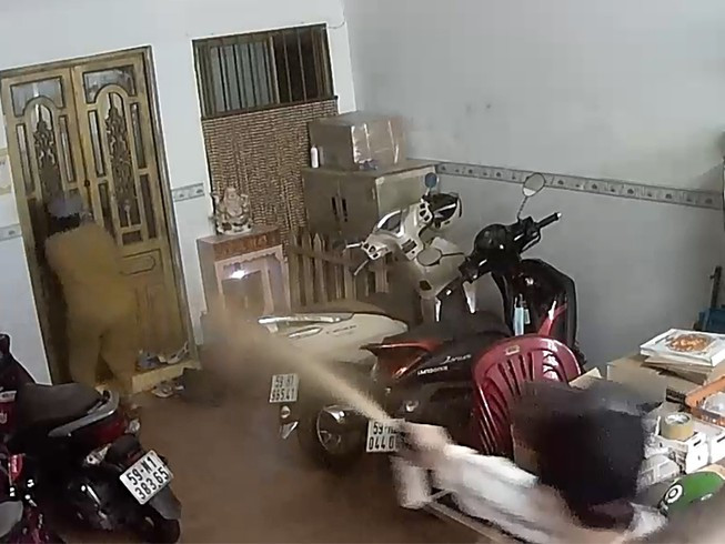 Quan 5: Xit hoi cay, tan cong nguoi dan giua ban ngay