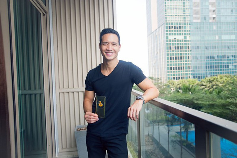 Căn hộ của Kim Lý rộng khoảng 100 m2, thoáng và sang trọng với nội thất gỗ màu tối.