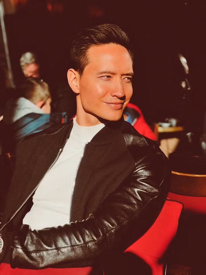 Năm 2014, sau khi xuất hiện trong bộ phim Hương Ga, Kim Lý vụt sáng trở thành cái tên đầy thu hút với khán giả Việt Nam. Vừa "chào sân" điện ảnh Việt, Kim Lý đã giành giải Nam diễn viên được yêu thích nhất tại giải thưởng Ngôi sao xanh.