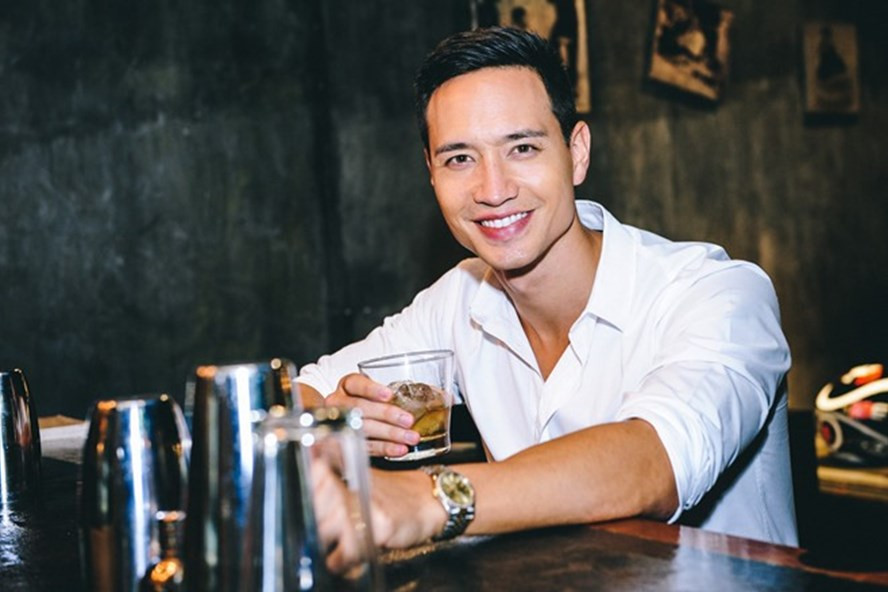 Nếu như Hà Hồ sở hữu khối tài sản khiến không ít người mơ ước với biệt thự rộng lớn, xế hộp sang trọng... thì Kim Lý sinh ra, lớn lên tại Thụy Điển và là con duy nhất trong gia đình.