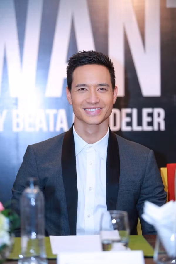 Dù là con trai duy nhất trong một gia đình giàu có, học thức nhưng Kim Lý tự lập từ rất sớm. Anh bắt đầu đi làm từ rất sớm, khi mới 14 tuổi, bươn chải để theo đuổi nghề diễn xuất.