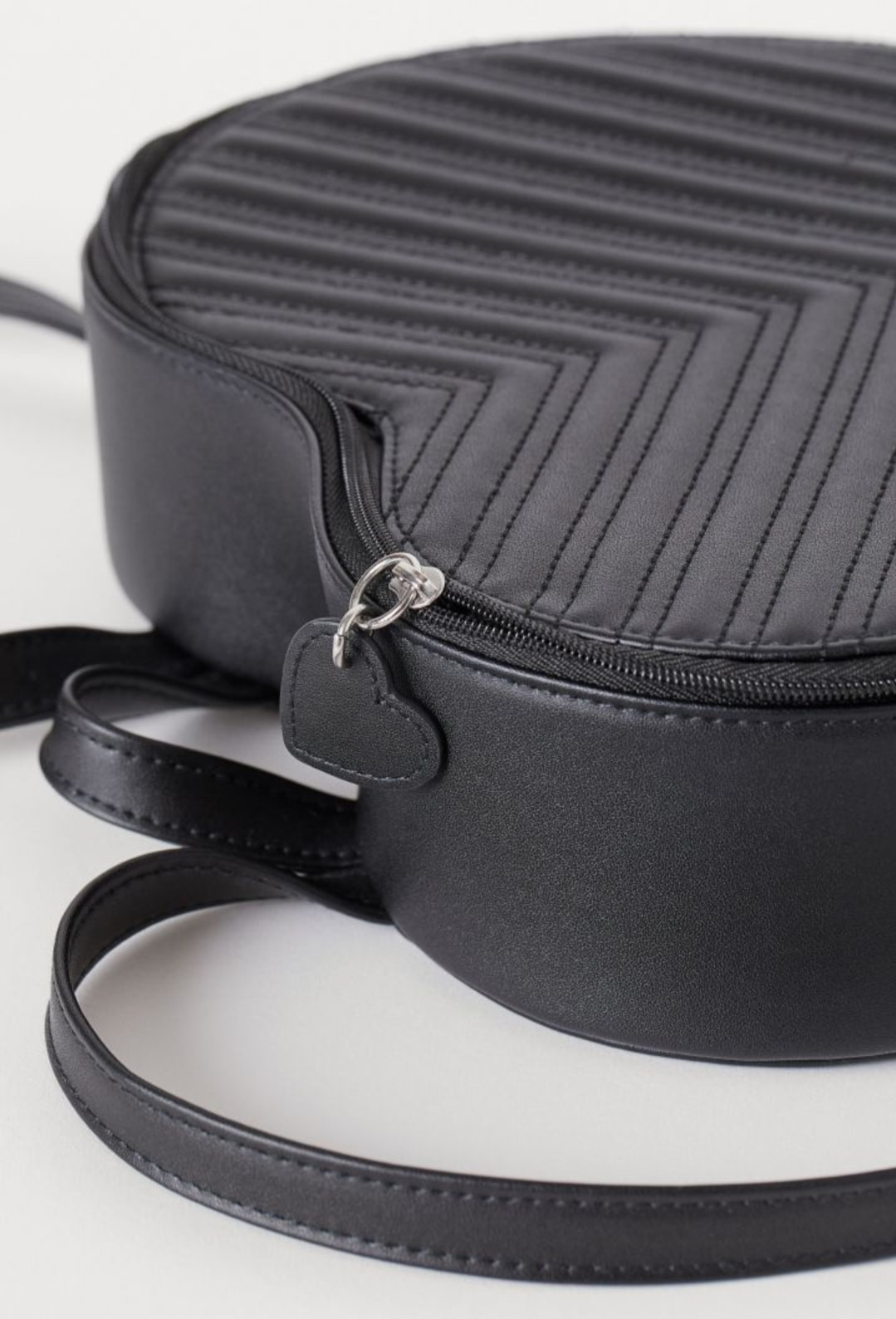 Theo kinh nghiệm của nhiều khách hàng thì các sản phẩm giá rẻ có thể là hàng nhái. Nếu người tiêu dùng không tinh tế sẽ mắc bẫy gian thương.