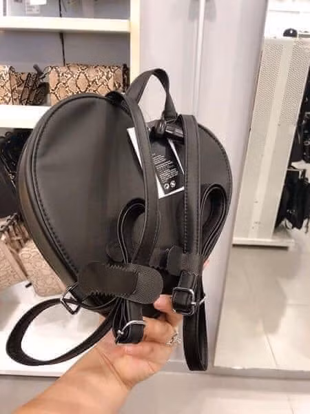 Hiện, ở Việt Nam, giá chiếc balo hình trái tim này dao động 900.000 - 1.200.000 đồng/chiếc (tùy theo chất liệu).