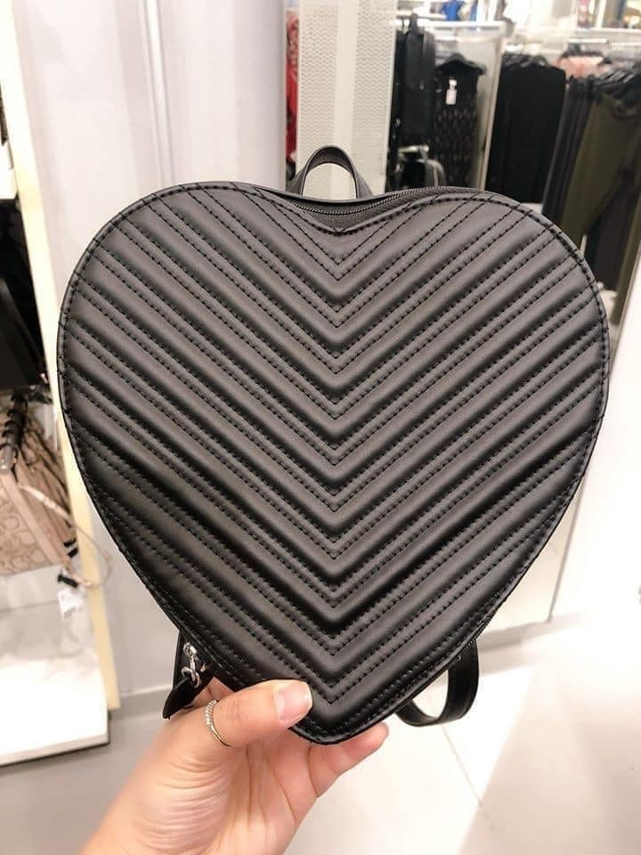 Chiếc balo mà nữ ca sĩ Thủy Tiên đeo đến từ một thương hiệu có tiếng của Thụy Điển, làm bằng chất liệu giả da với mặt trước chần bông.