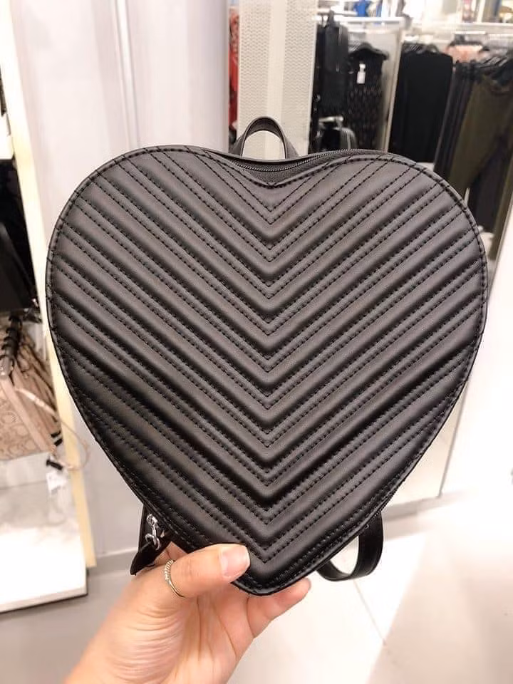 Chiếc balo mà nữ ca sĩ Thủy Tiên đeo đến từ một thương hiệu có tiếng của Thụy Điển, làm bằng chất liệu giả da với mặt trước chần bông.