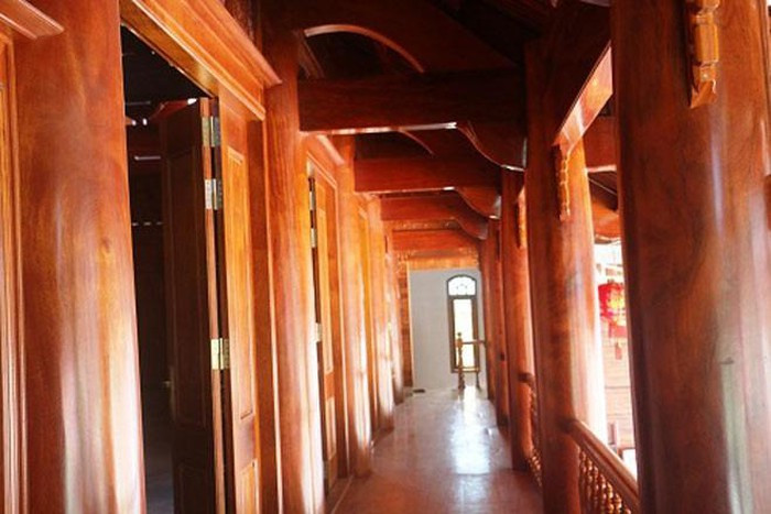 Cột nhà bằng gỗ quý, to bằng gần một người ôm. Ảnh: Người đưa tin.