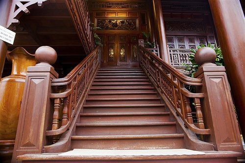 16 cột cái bằng gỗ lim nguyên khối có đuờng kính 45 cm. Ảnh: Tiền phong.