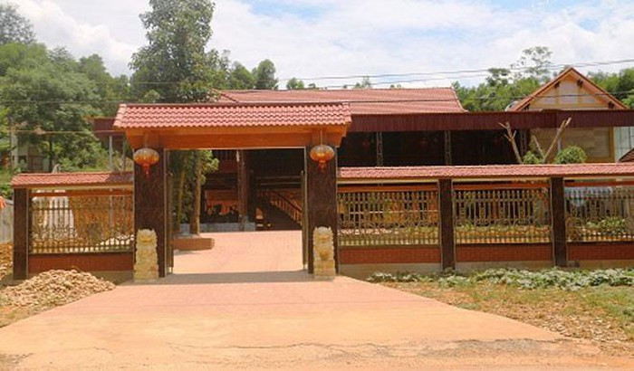 Nằm cạnh QL48, đoạn qua xã Yên Hợp, huyện Quỳ Hợp (Nghệ An), ngôi mô phỏng theo phong cách nhà sàn của vợ chồng anh Hiền - Hường thu hút sự chú ý của người qua đường bởi làm hoàn toàn bằng gỗ quý. Ảnh: Người đưa tin.