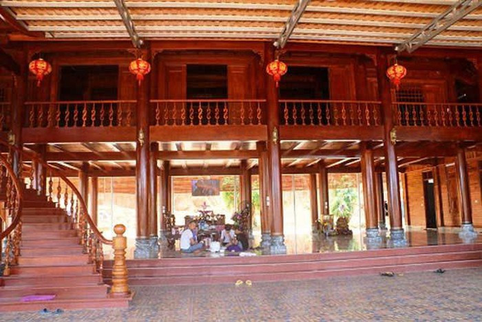 Chủ nhân không tiết lộ tổng chi phí cho việc xây dựng, nhưng theo một số người có kinh nghiệm trong lĩnh vực kinh doanh lâm sản, để làm được ngôi nhà này (tiền đất, gỗ, công thợ, nội thất ...) phải gần 100 tỷ đồng. Ảnh: Người đưa tin.