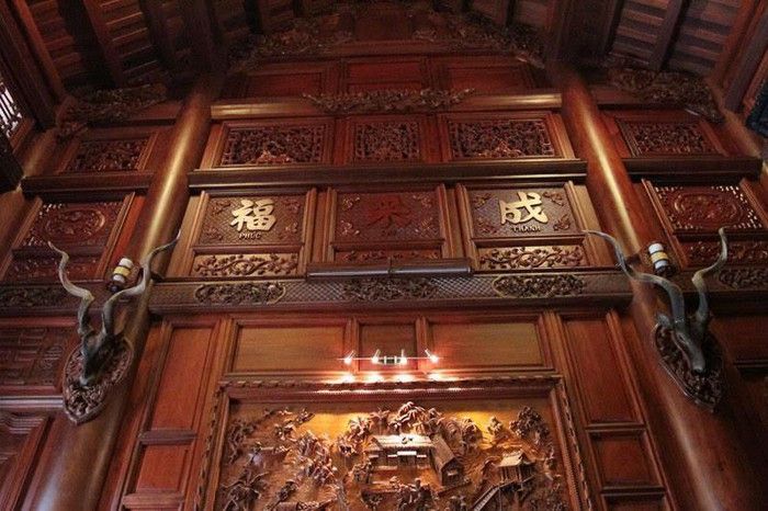 Ngôi nhà xây dựng trong 5 năm, bắt đầu từ 2004 với lượng gỗ khoảng 2.000 m3, với số lượng gỗ khoảng 2.000m3, chủ yếu mua từ Lào về để phục vụ việc xây dựng. Ảnh: Vietnamnet.