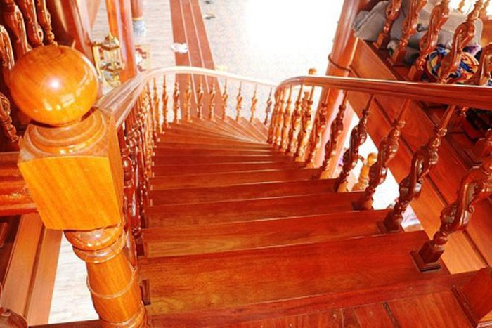 Cầu thang gỗ thiết kế tinh xảo. Ảnh: Người đưa tin.
