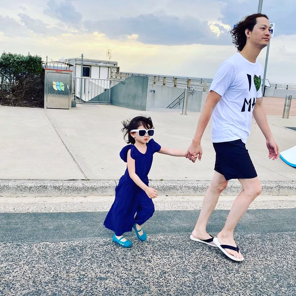 Trong một lần trả lời phỏng vấn trên Người đưa tin, Trang Trần cho biết cô và ông xã Louis đã chụp hình cưới cách đây vài năm rồi, nhưng sẽ không tổ chức đám cưới.