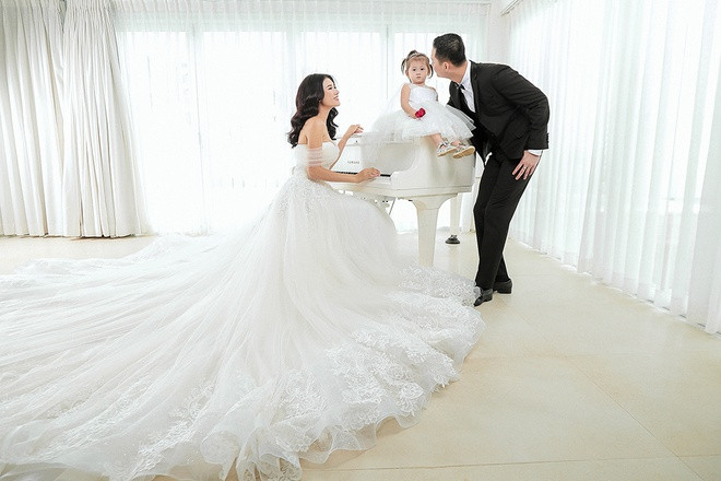 Theo Trang Trần, việc tổ chức đám cưới hiện nay xa xỉ, tốn kém mà nảy sinh nhiều vấn đề. "Không phải mình không có tiền để tổ chức, nhưng tôi thấy việc đó là không cần thiết", Trang Trần nói.