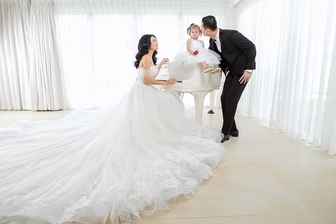 Theo Trang Trần, việc tổ chức đám cưới hiện nay xa xỉ, tốn kém mà nảy sinh nhiều vấn đề. "Không phải mình không có tiền để tổ chức, nhưng tôi thấy việc đó là không cần thiết", Trang Trần nói.