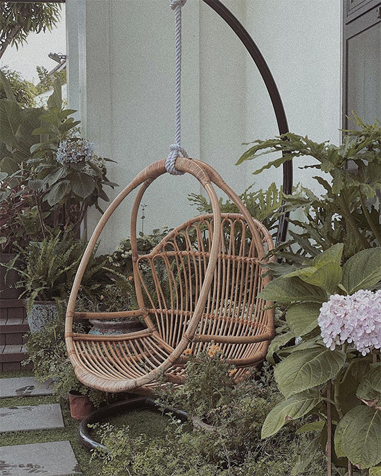 Căn biệt thự của Á hậu Tú Anh còn có một khoảng sân vườn dành cho việc thư giãn sau những giờ làm việc mệt mỏi.