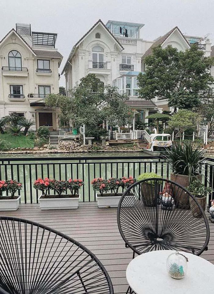 Ngôi nhà có view đẹp nhìn thẳng ra sông thoáng đãng.