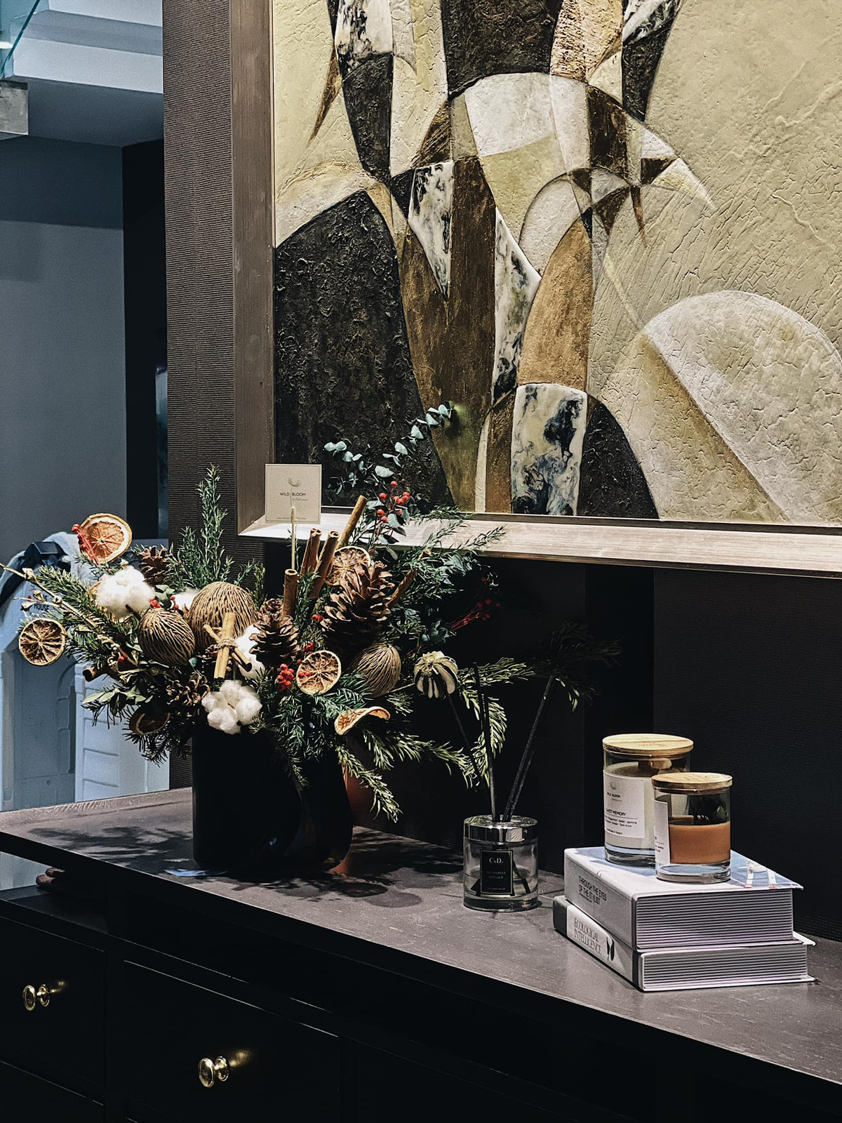 Mỗi góc trong nhà đều được tô điểm bằng ông già Noel, người tuyết.