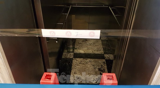 Bên trong thang hàng số 4 gặp sự cố rơi tự do từ tầng 5 xuống khiến nhiều người hoảng loạn.