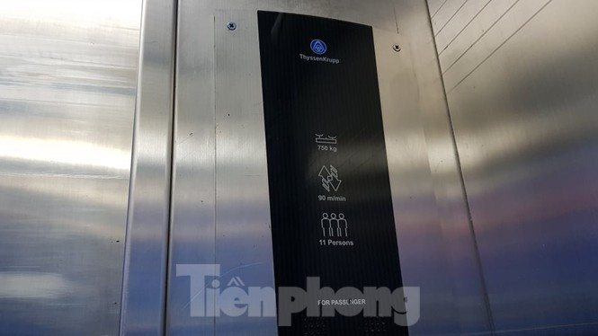 Được biết, thang máy của tòa nhà sử dụng của hãng thang máy ThyssenKrupp.