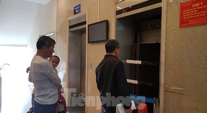 Nhiều người dân chung cư B10A Nam Trung Yên tỏ ra lo lắng khi bước vào thang máy sau khi sự cố xảy ra. "Trước đó, hệ thống thang máy của tòa nhà cũng từng gặp cố nhưng không nghiêm trọng như lần này. Chúng tôi mong muốn cơ quan chức năng làm rõ nguyên nhân vụ việc, các đơn vị kiểm tra, bảo dưỡng, bảo trì thang máy thường xuyên để đảm bảo an toàn cho cuộc sống của cư dân", một cư dân tầng 10 chung cư B10A Nam Trung Yên nói.