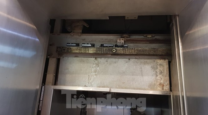 Thang máy mới được kiểm định hôm 12/8/2020 và có hiệu lực đến 12/8/2021. Trước đó, đầu năm 2020, hệ thống thang máy của tòa nhà được sửa chữa, bảo trì hết gần 600 triệu đồng.