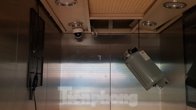 Tấm ốp trên thang máy rơi trúng đầu một em bé.