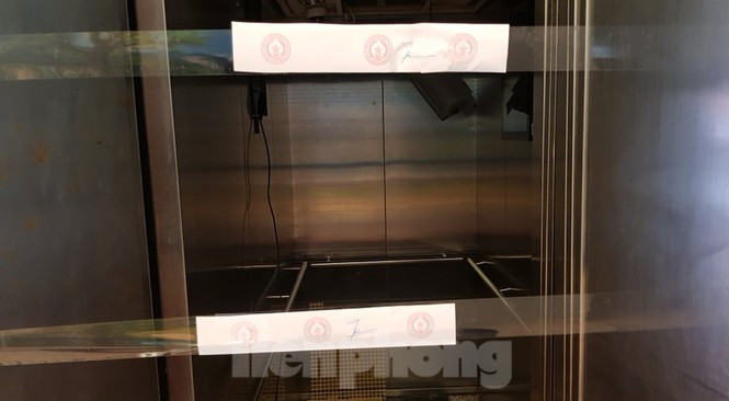 Theo ghi nhận của PV, hiện Công an quận Cầu Giấy đang niêm phong thang máy gặp sự cố để điều tra nguyên nhân vụ việc.
